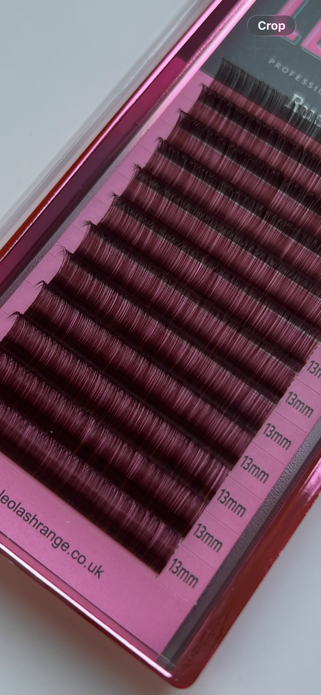 LEO lash Russian false eyelash clusters in a pink plastic tray with a black header card, shown on a white background.