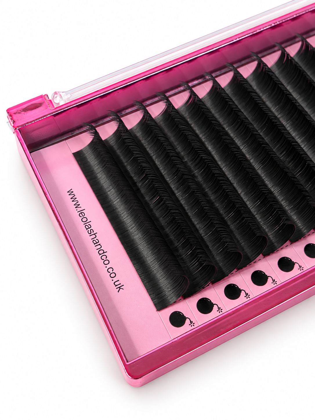LEO lash Flat eyelash extensions in a pink and black tray with a clear outer cover, on a white background.